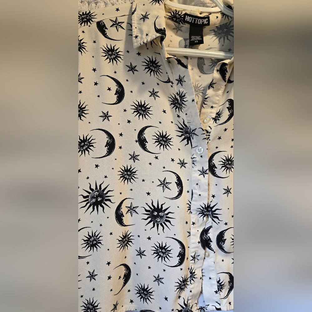 Hot Topic Cream & Black Celestial Moon Stars Oversized Crop Button-Up Shirt XS - Picture 7 of 8